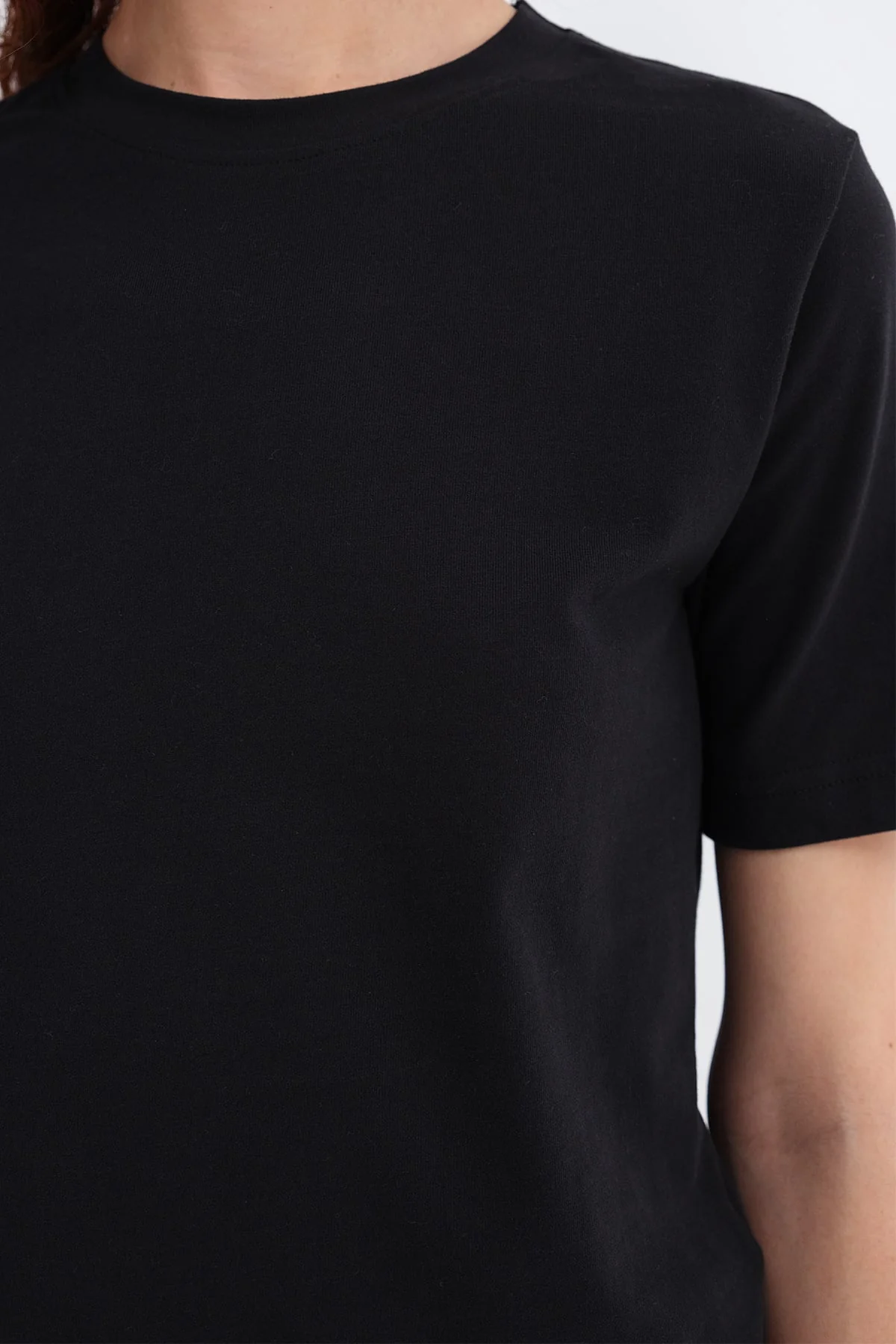 Crew Neck Basic T-shirt - Image 27
