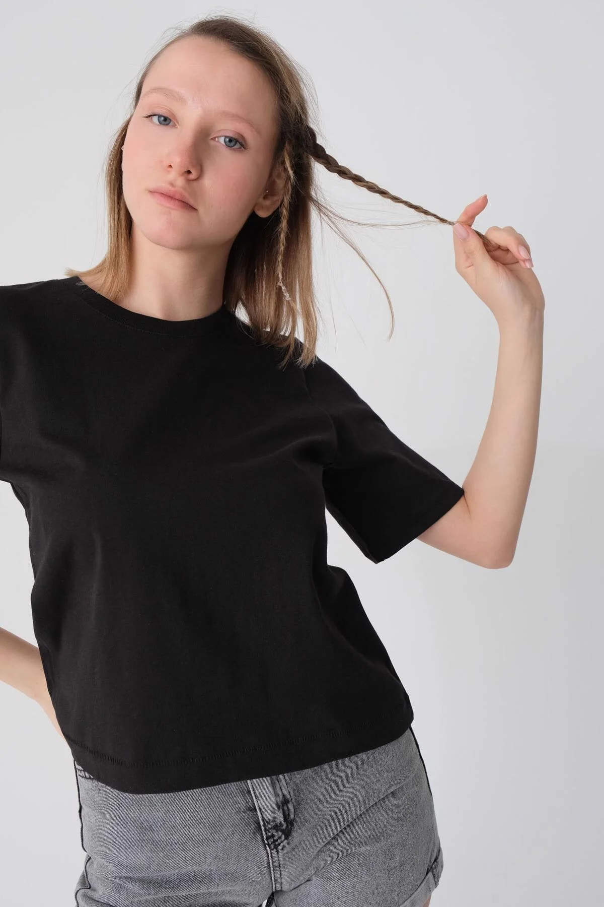 Crew Neck Basic T-shirt - Image 4