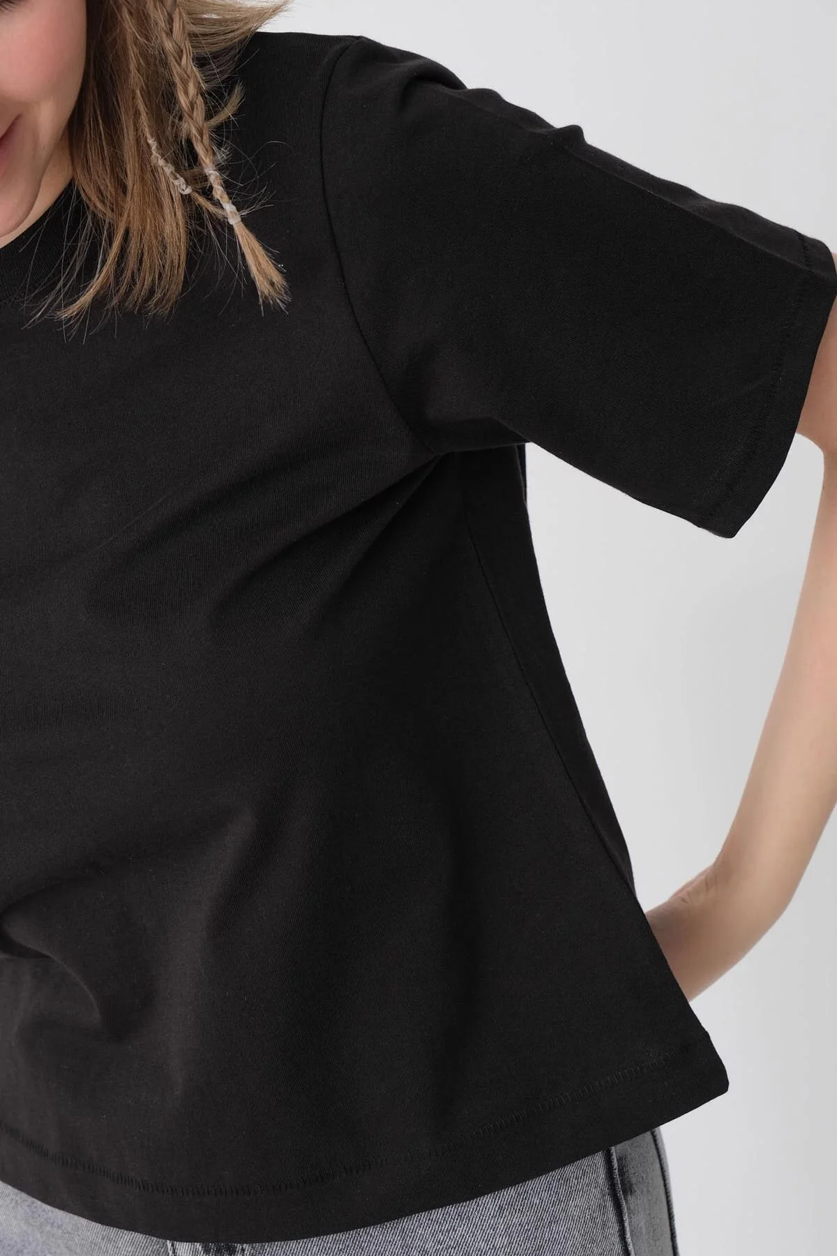 Crew Neck Basic T-shirt - Image 6