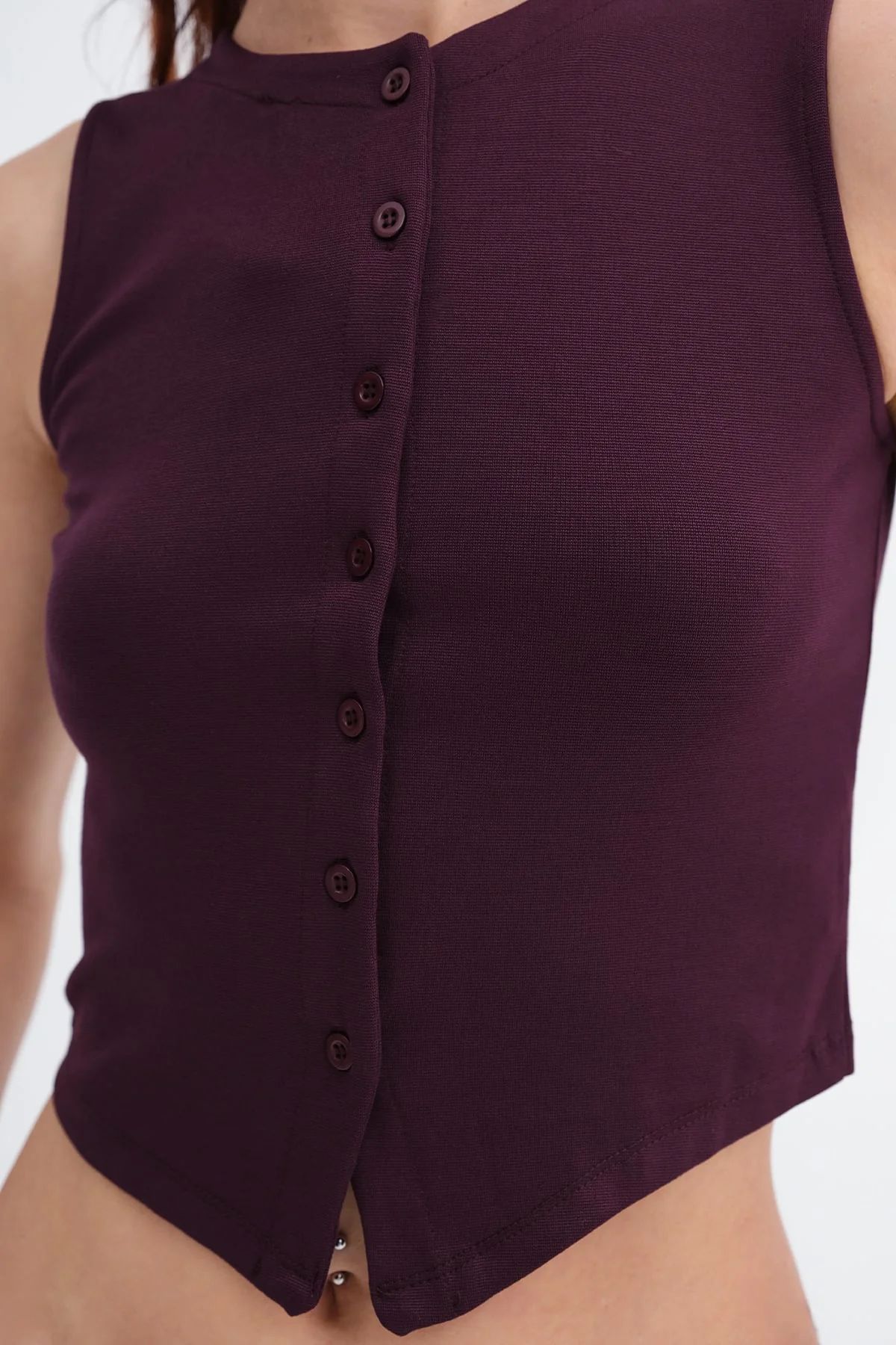 Crew Neck Buttoned Vest - Image 10