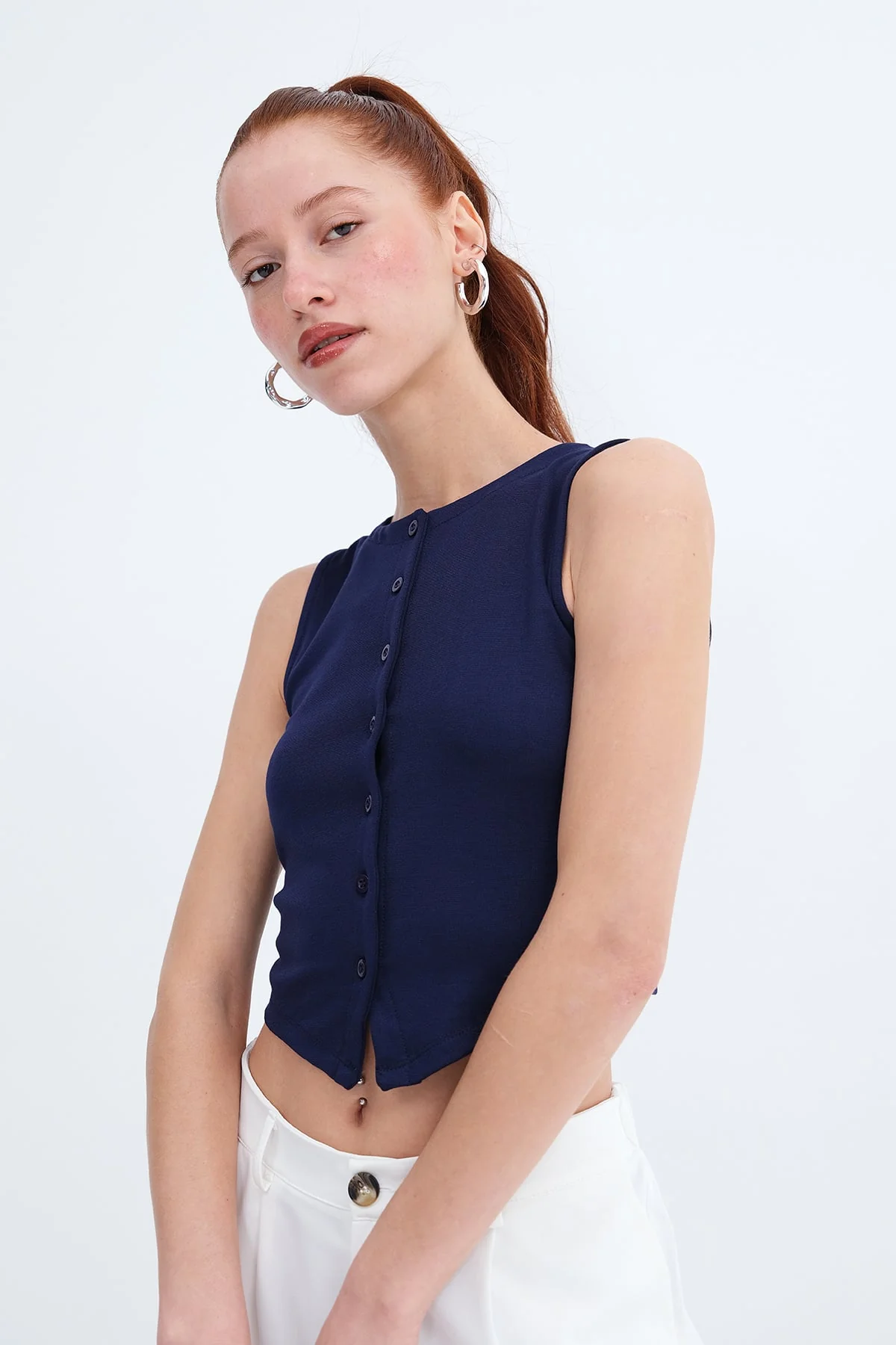 Crew Neck Buttoned Vest - Image 17