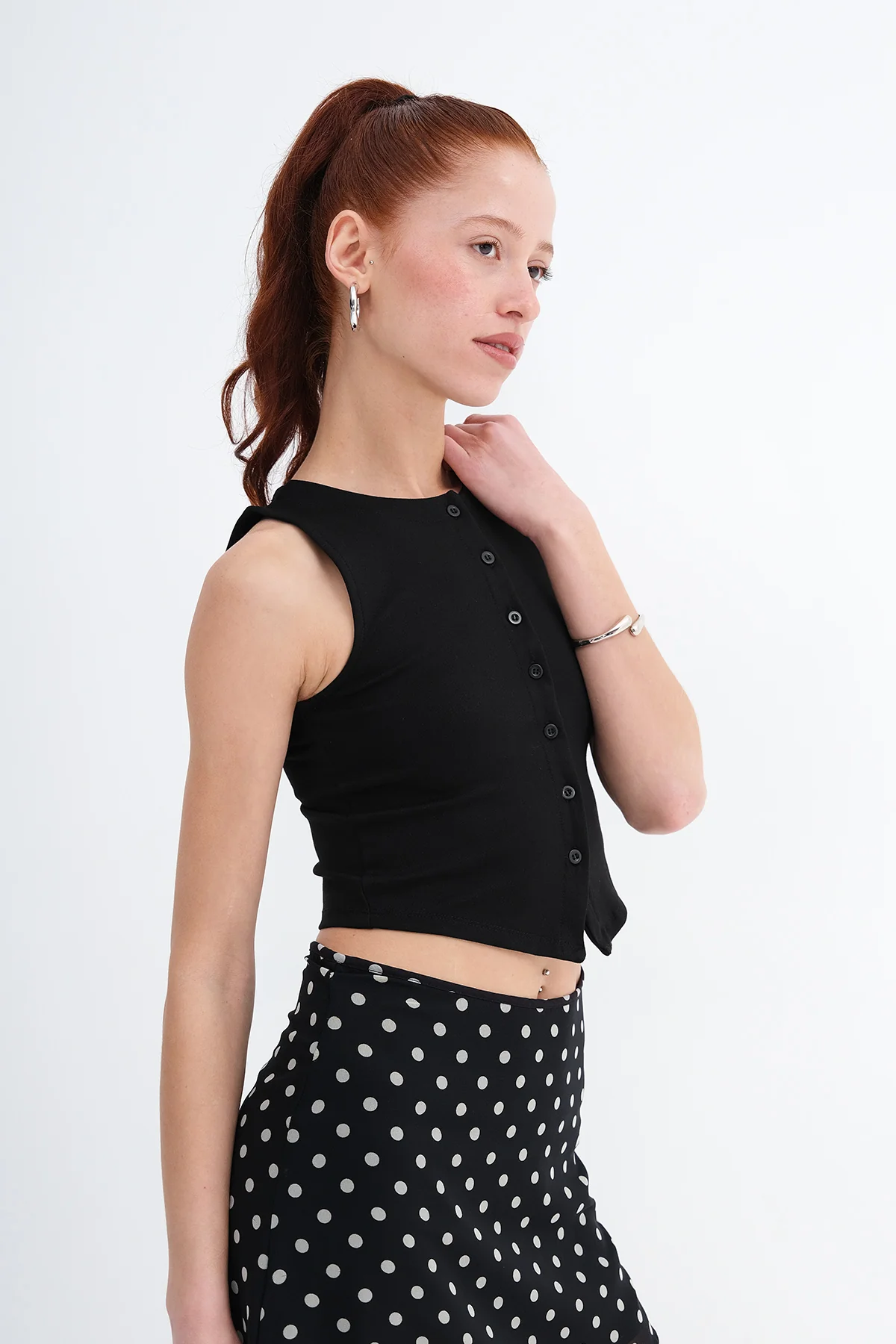Crew Neck Buttoned Vest - Image 23