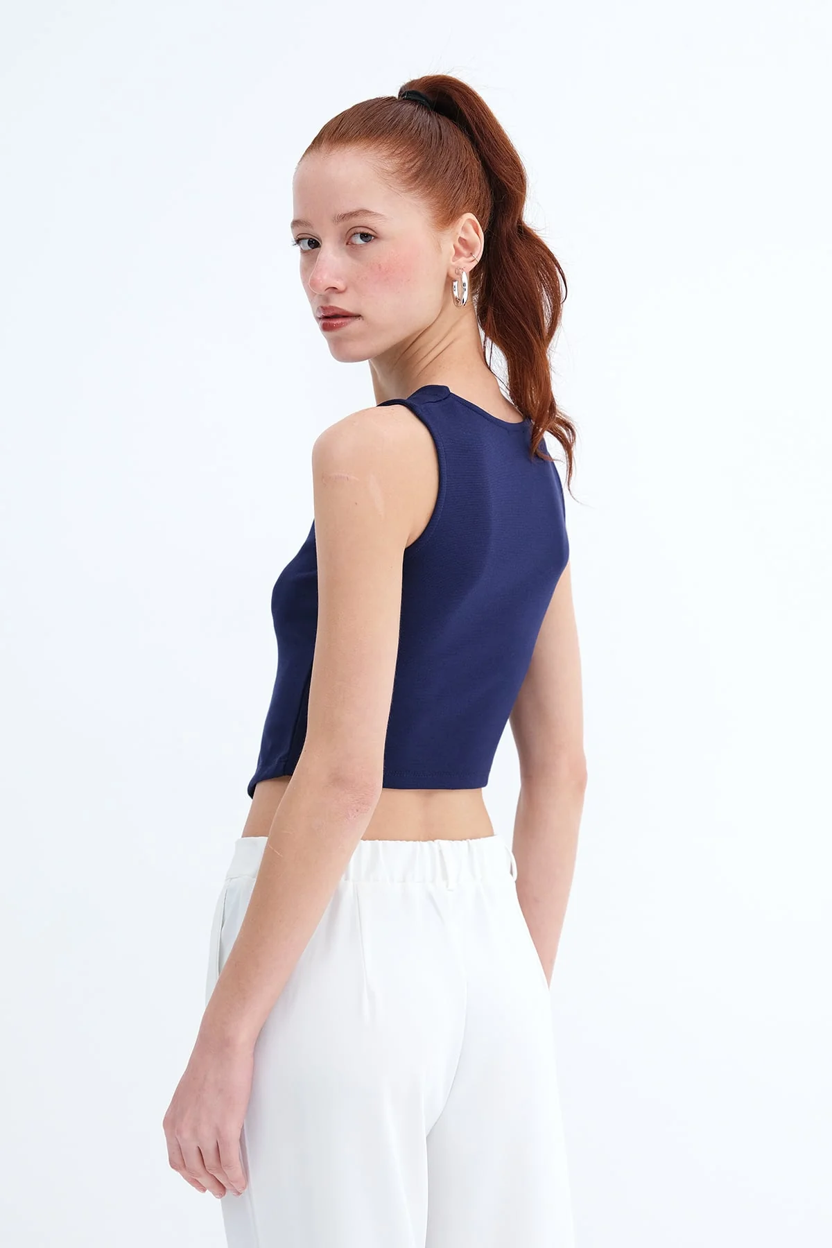 Crew Neck Buttoned Vest - Image 28