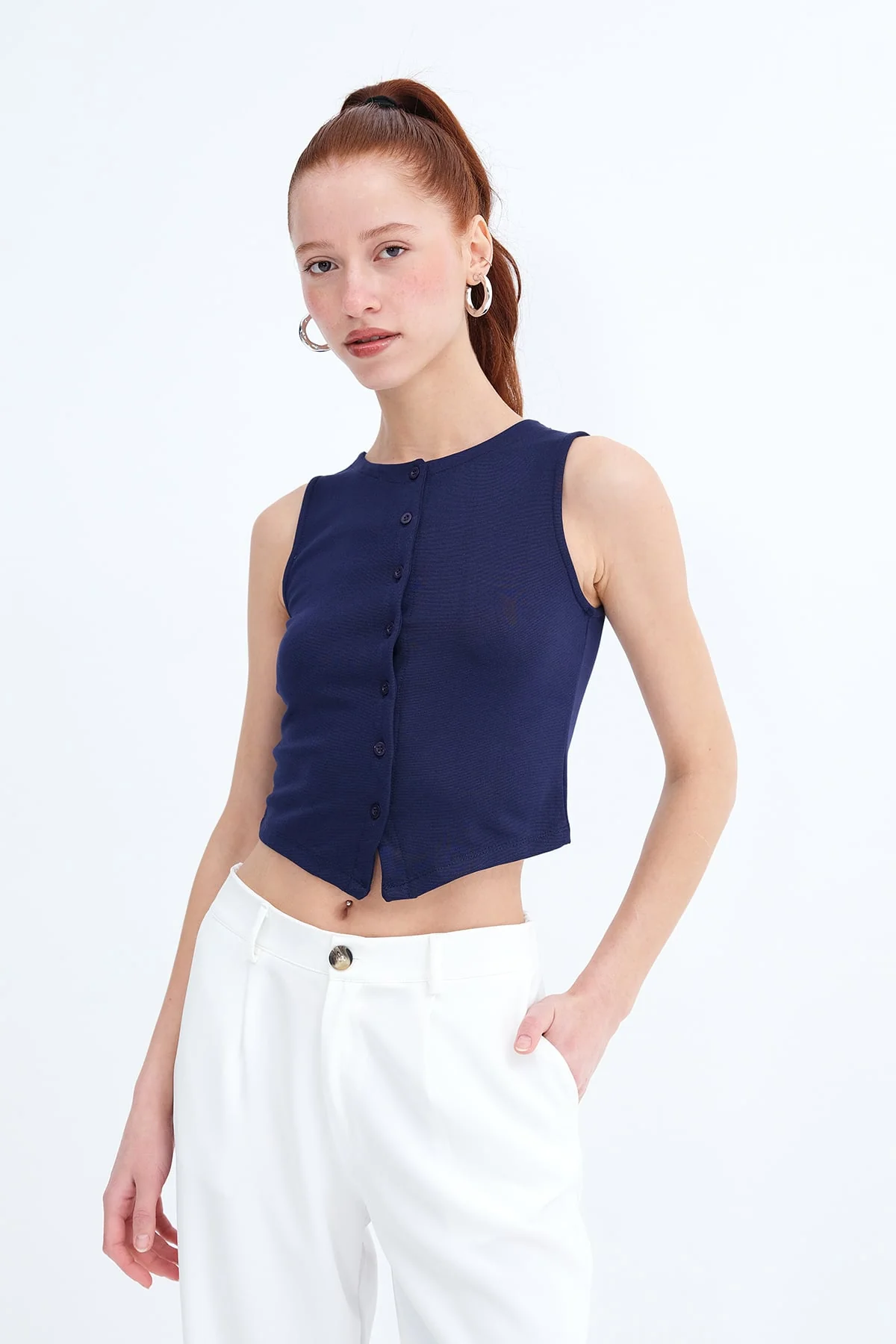 Crew Neck Buttoned Vest - Image 8