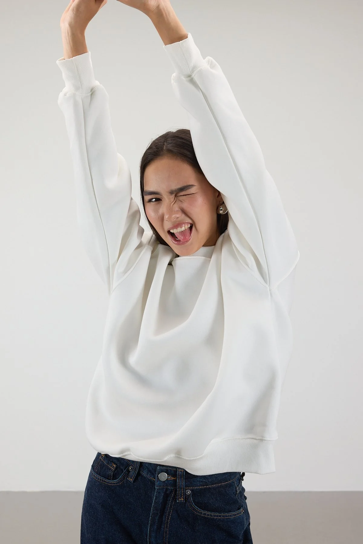 Round Neck Basic Sweatshirt - Image 32