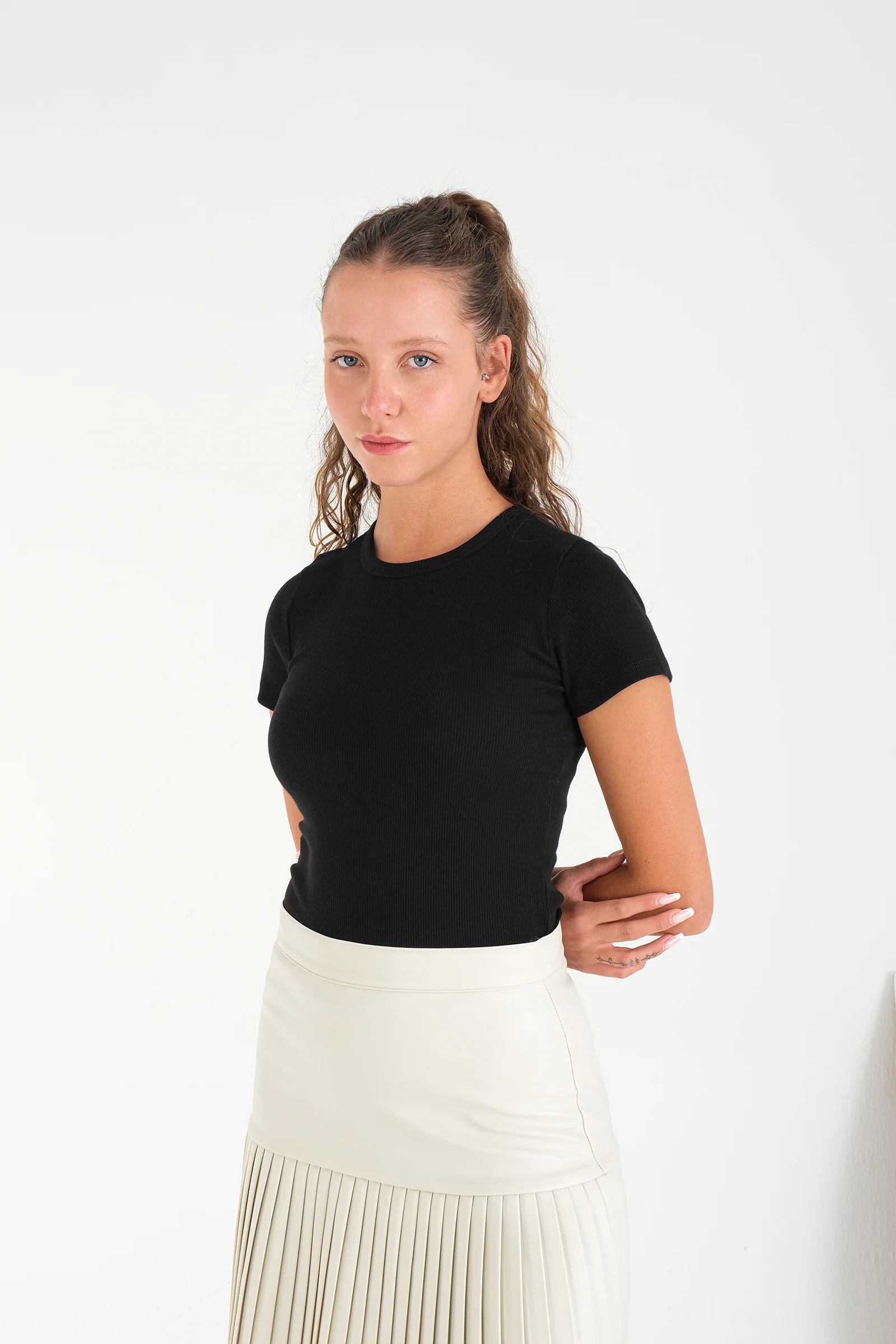 Round Neck Basic T-shirt - Image 86